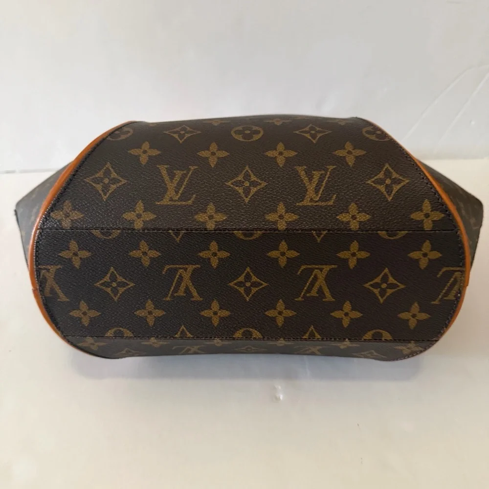 Louis Vuitton Monogram Ellipse